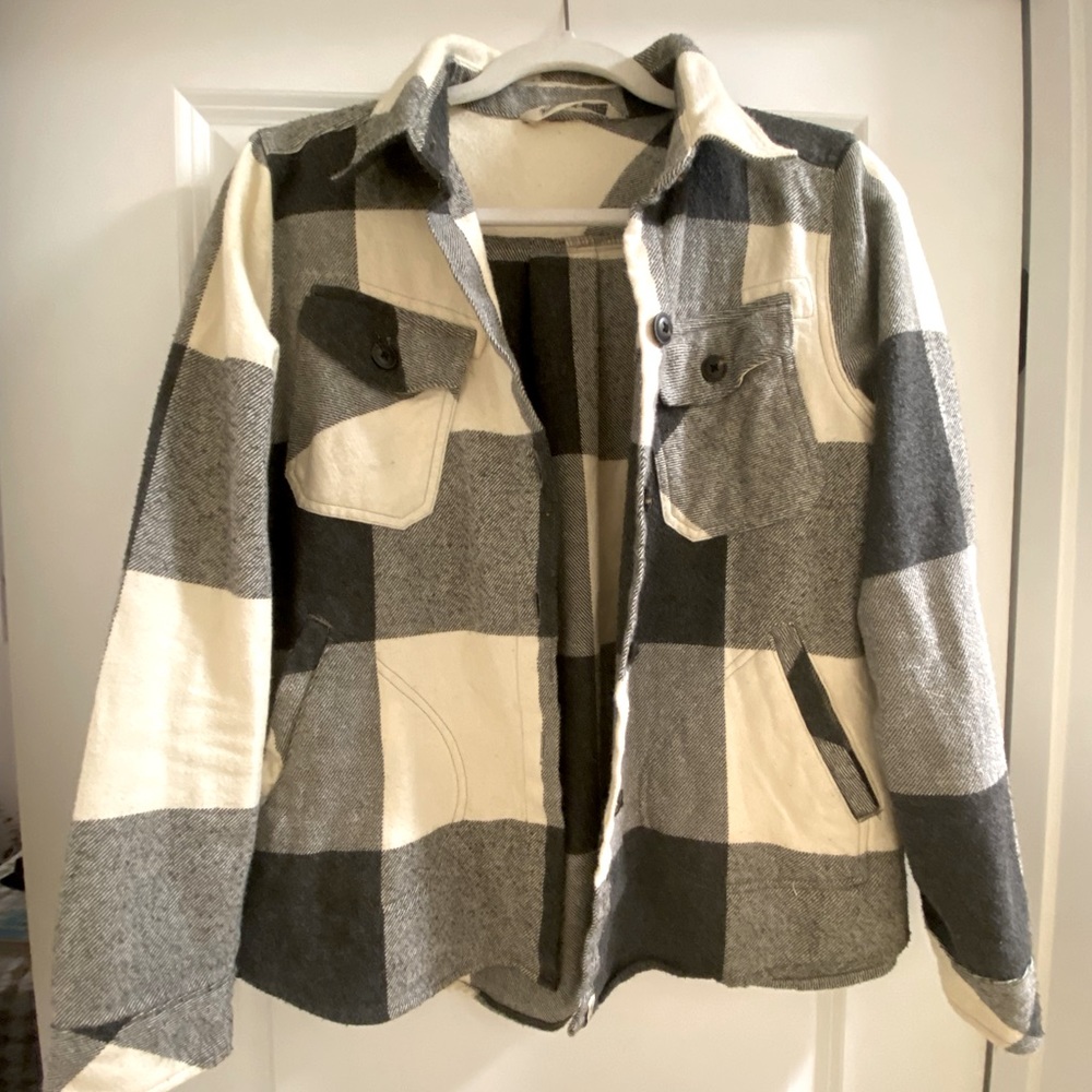 Cream & black oversized relaxed cut flannel w/ 4 pockets ◾️▪️◻️